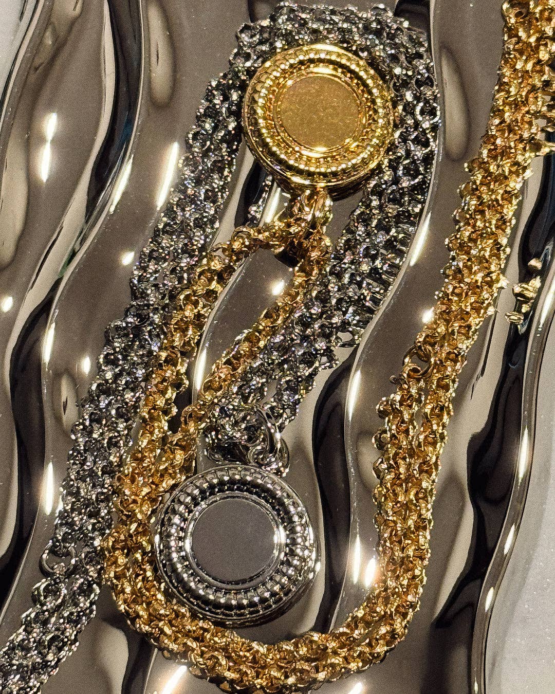 [18K] Austine Gold Medium Medallion Pendant Necklace